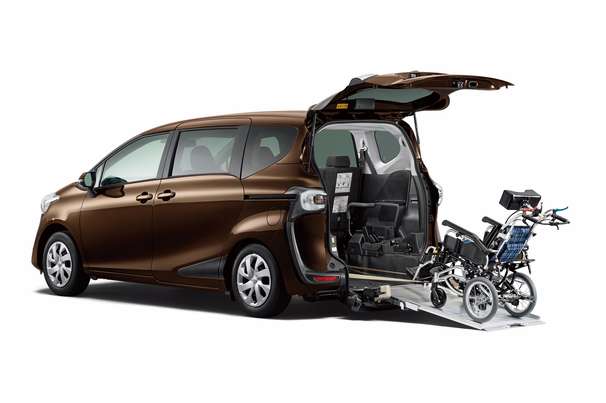 車いす仕様車4〜5人乗り（スロープタイプ）