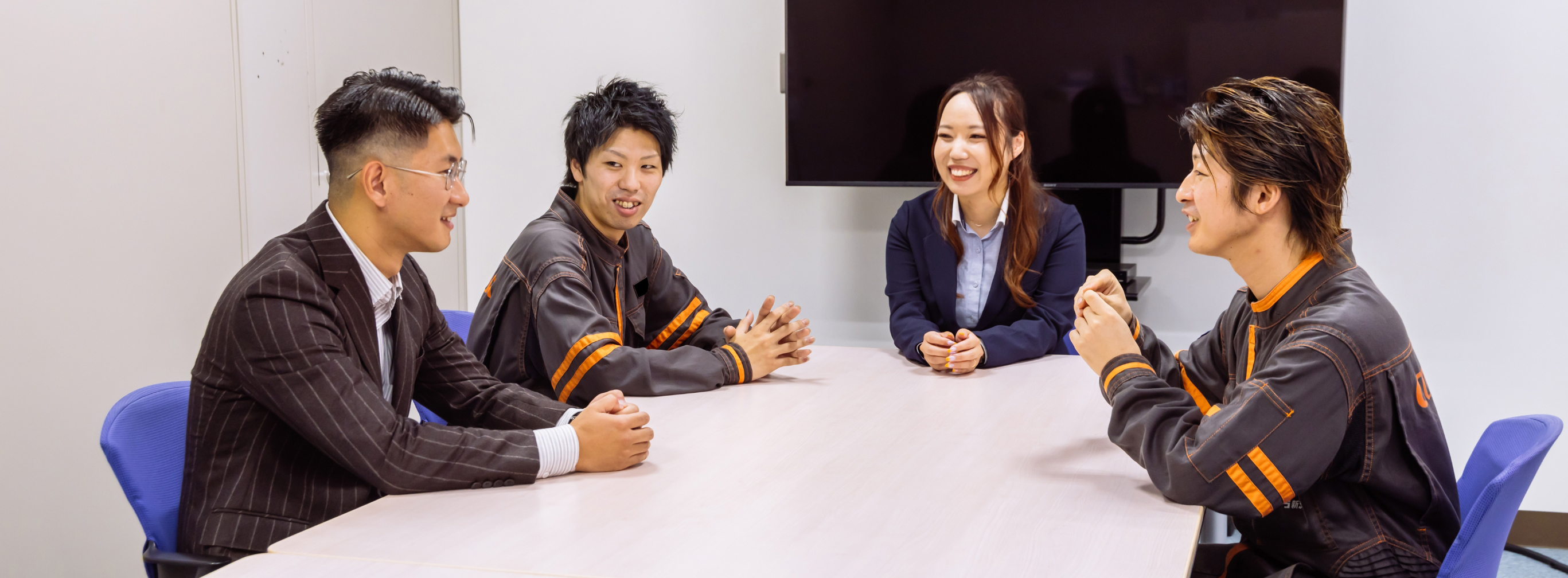 インタビュー中・勤務中の画像