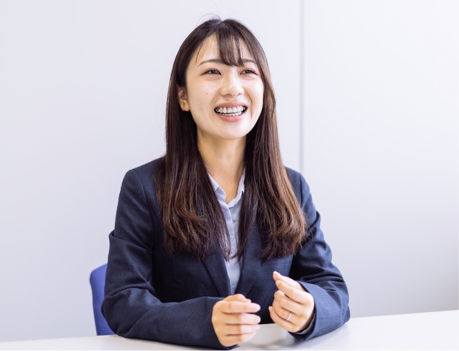 インタビュー中・勤務中の画像