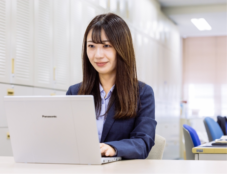 インタビュー中・勤務中の画像