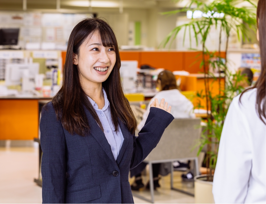 インタビュー中・勤務中の画像