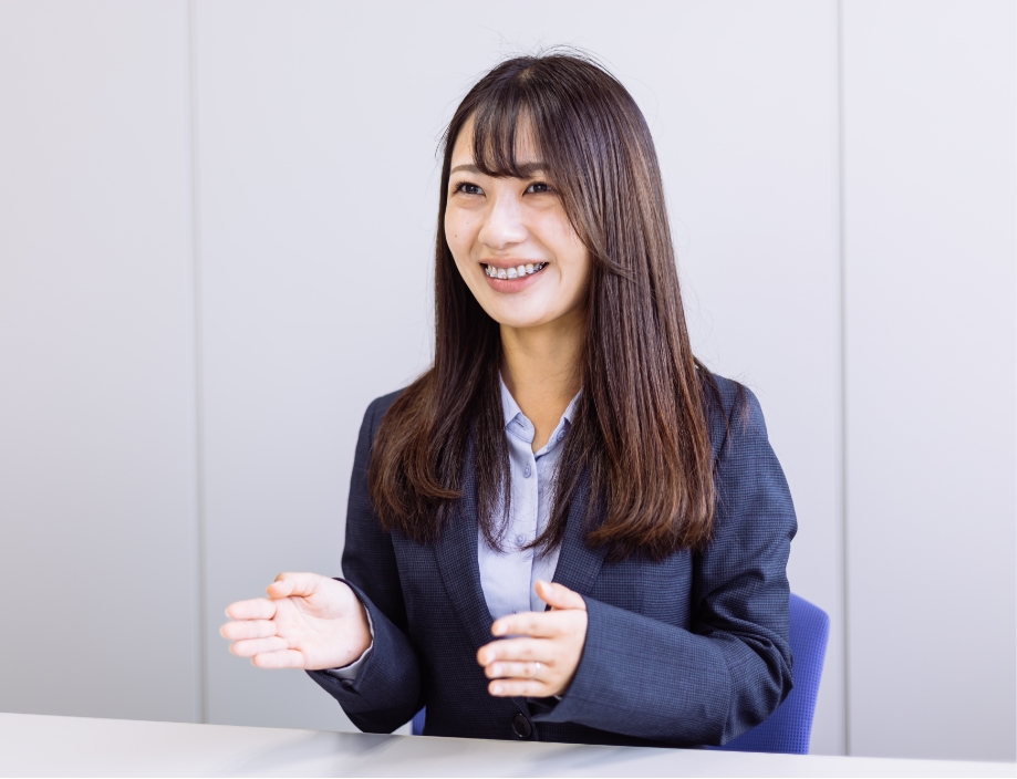 インタビュー中・勤務中の画像