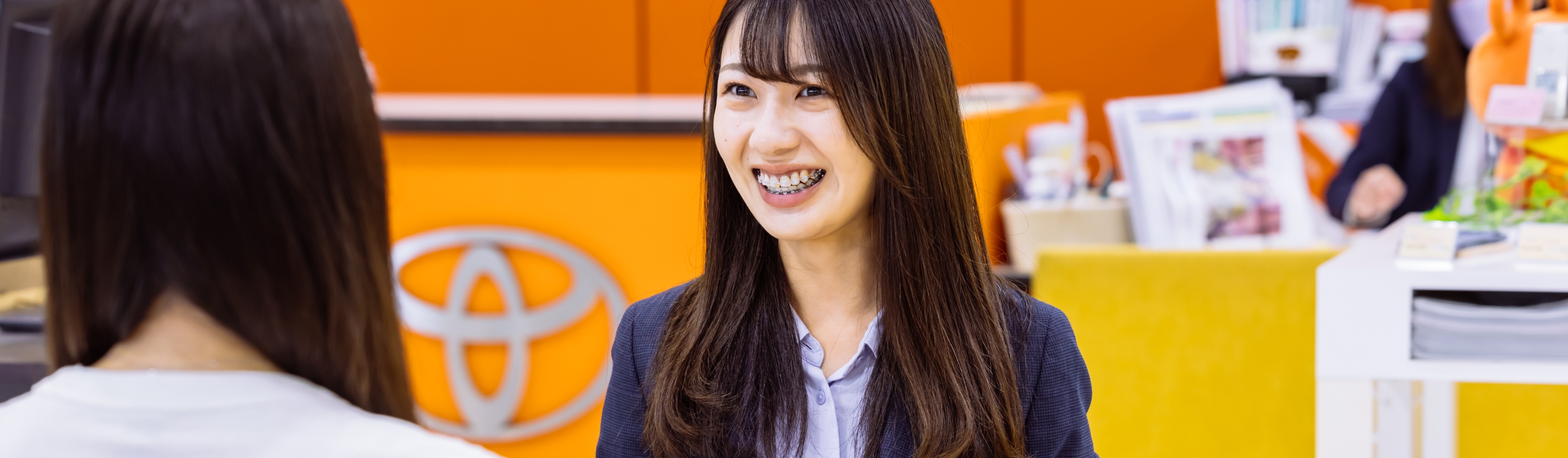 インタビュー中・勤務中の画像