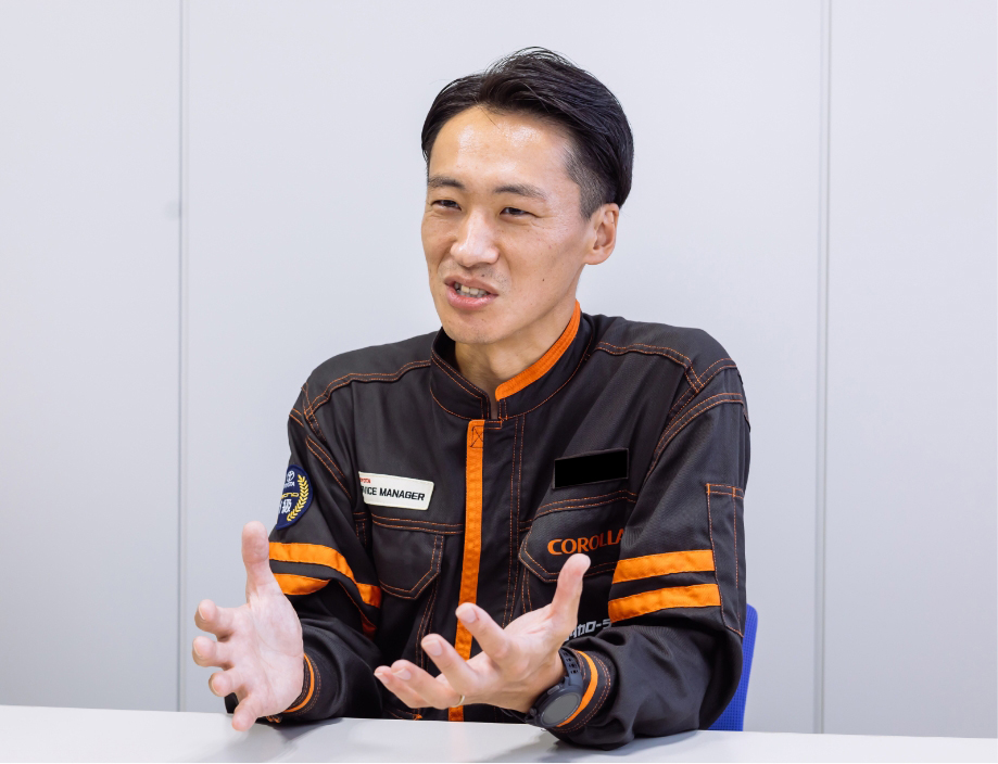 インタビュー中・勤務中の画像