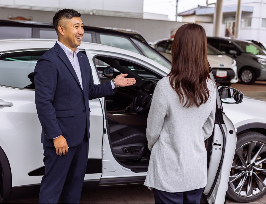 インタビュー中・勤務中の画像