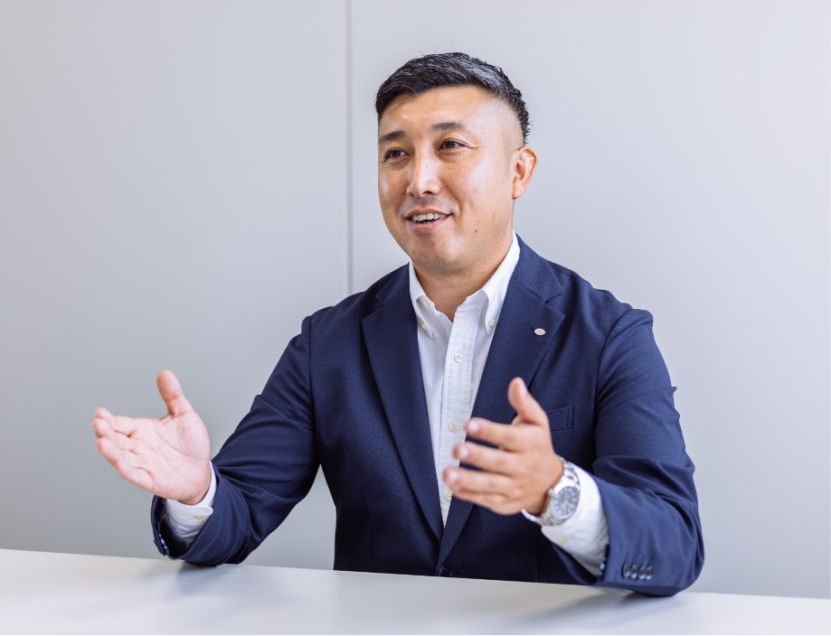 インタビュー中・勤務中の画像