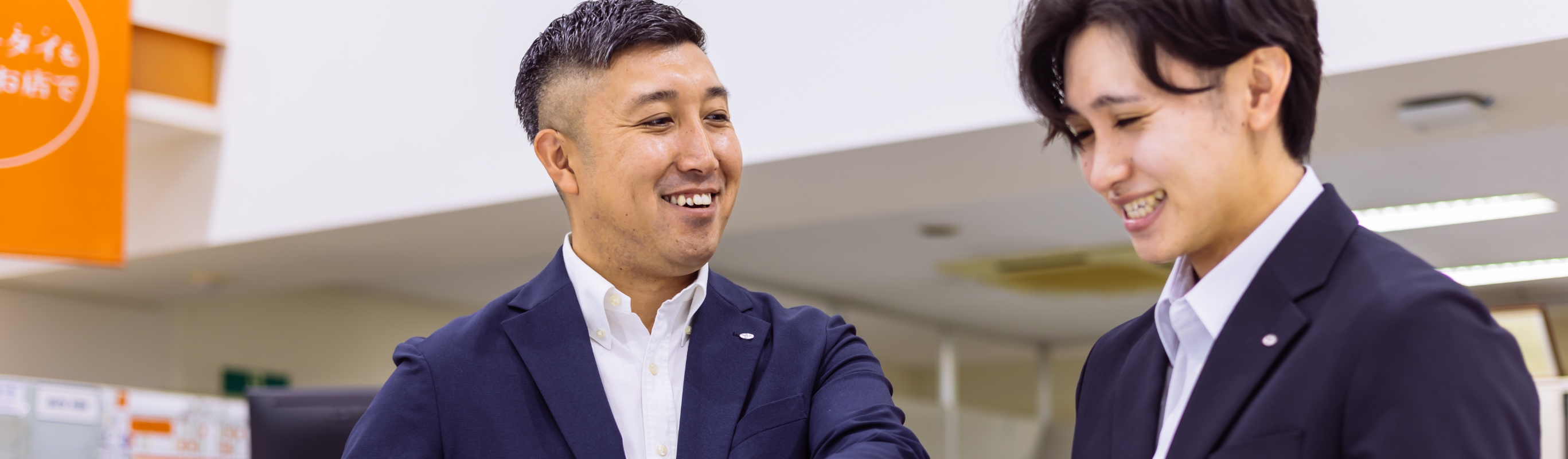 インタビュー中・勤務中の画像