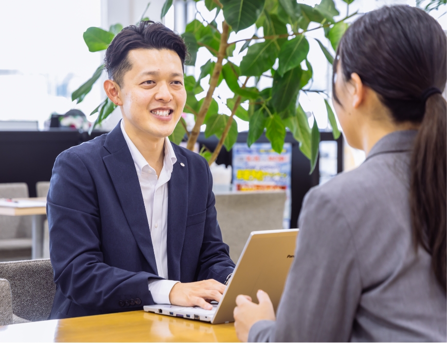 インタビュー中・勤務中の画像
