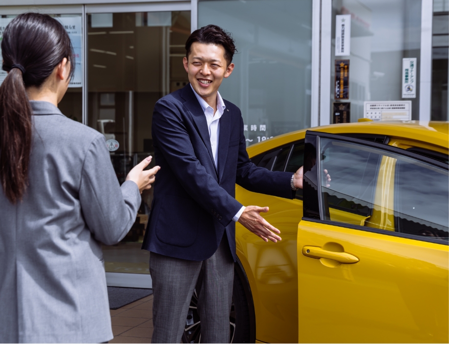 インタビュー中・勤務中の画像