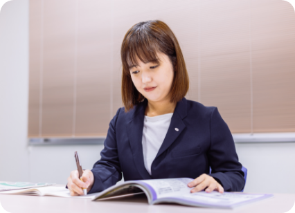 勤務中の社員の画像