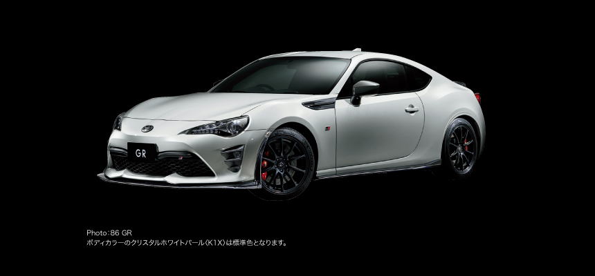 Photo：プリウスPHV S“ナビパッケージ・GR SPORT”。ボディカラーのホワイトパールクリスタルシャイン〈070〉（32,400円）はメーカーオプション