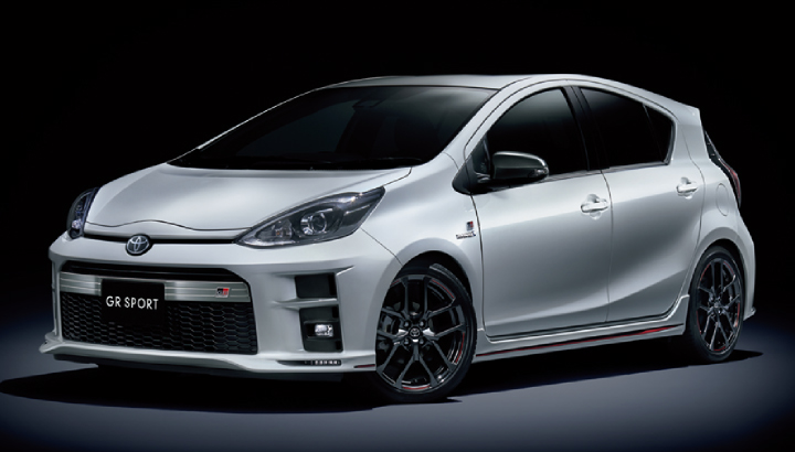 Photo：ノア Si“GR SPORT”。ボディカラーのホワイトパールクリスタルシャイン〈070〉（32,400円）はメーカーオプション。専用アルミホイール（ダークスパッタリング仕様）はGR SPORT専用メーカーオプション。GRボディストライプは販売店装着オプション。