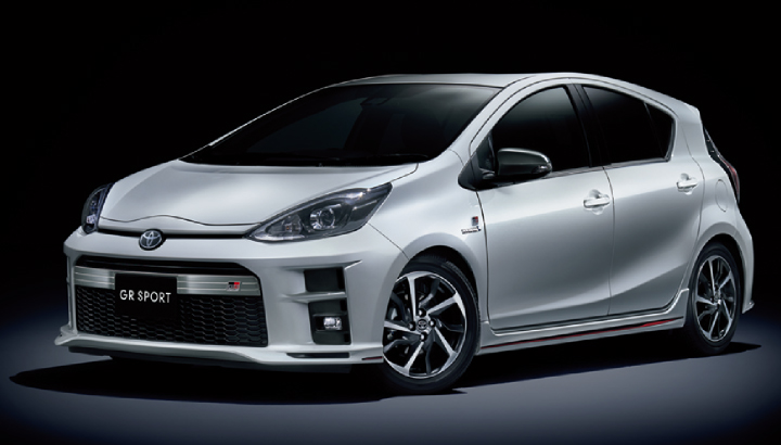 Photo：ノア Si“GR SPORT”。ボディカラーのホワイトパールクリスタルシャイン〈070〉（32,400円）はメーカーオプション。専用アルミホイール（レーザー加飾レッドライン仕様）はGR SPORT専用メーカーオプション。GRボディストライプは販売店装着オプション。