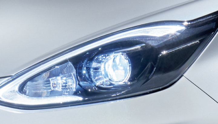 専用LEDヘッドランプ（オートレベリング［ロービーム］機能付・ブラックエクステンション加飾）＋LEDクリアランスランプ