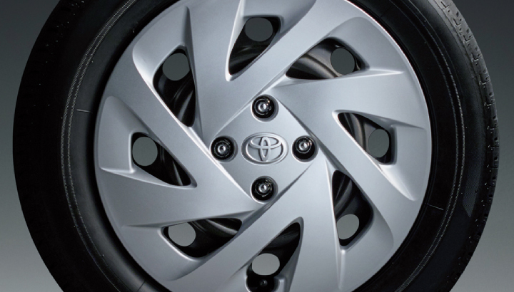 215/45R18タイヤ（ブリヂストンPOTENZA RE050A）＆7J専用アルミホイール（エンケイ製ブラック塗装＋切削光輝＆リム段差＋レーザー加飾レッドライン仕様）＋専用センターオーナメント※GR SPORT専用メーカーオプション（29,160円）