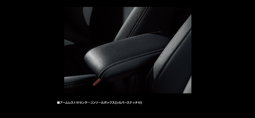 ドアトリムオーナメント（フロントドア：スエード調ファブリック巻き＋シルバーステッチ/スライドドア：スエード調ファブリック巻き）/インサイドドアハンドル（フロント：メッキ）