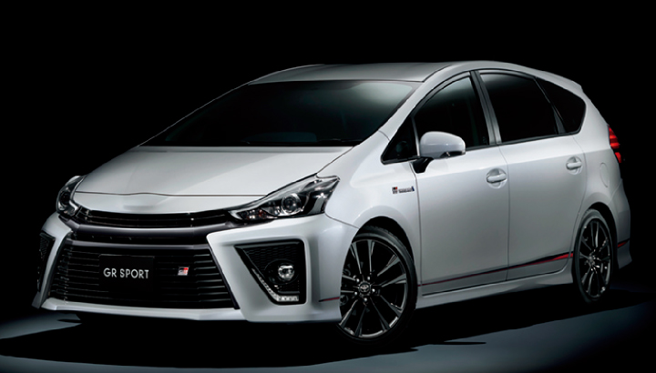 Photo：プリウス PHV S“GR SPORT”（2WD） ボディカラーのホワイトパールクリスタルシャイン〈070〉（32,400円）はメーカーオプション。GRボディストライプは販売店装着オプション。