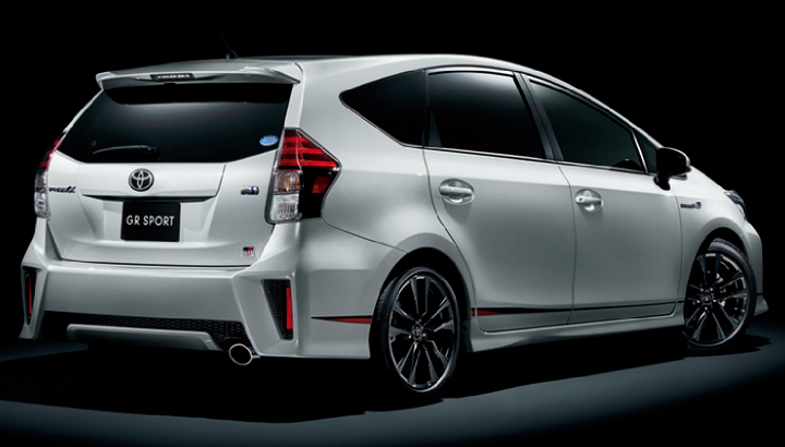 Photo：プリウス PHV S“ナビパッケージ・GR SPORT”（2WD） ボディカラーのホワイトパールクリスタルシャイン〈070〉（32,400円）はメーカーオプション。GRボディストライプは販売店装着オプション。
