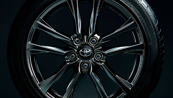 225/40R18タイヤ（ダンロップSP SPORT 2050）＆18×7 1/2Jアルミホイール（ダークグレー塗装＋切削光輝＋レーザー照射レッドライン）＋専用センターオーナメント S“ナビパッケージ・GR SPORT”に標準設定。