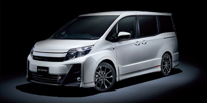 Photo：ノア Si“GR SPORT”。ボディカラーのホワイトパールクリスタルシャイン〈070〉（32,400円）はメーカーオプション。専用アルミホイール（ダークスパッタリング仕様）はGR SPORT専用メーカーオプション。GRボディストライプは販売店装着オプション。