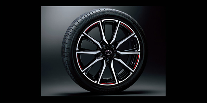 215/45R18タイヤ（ブリヂストンPOTENZA RE050A）＆7J専用アルミホイール（エンケイ製ブラック塗装＋切削光輝＆リム段差＋レーザー加飾レッドライン仕様）＋専用センターオーナメント※GR SPORT専用メーカーオプション（29,160円）